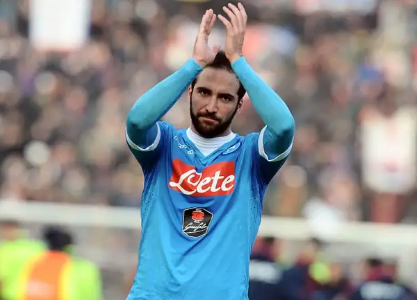 Nonostante la doppietta nel finale di Higuain, il Bologna porta a casa un risultato importantissimo grazie a una doppietta del ritrovato Destro e a una rete di Rossettini.