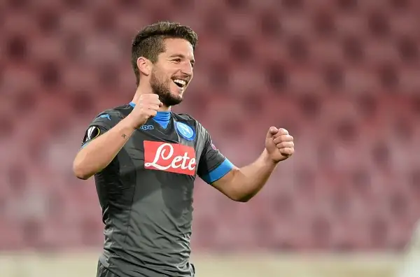 Napoli-Legia Varsavia 5-2. Mertens 8. Il belga gioca una partita meravigliosa, segnando anche una doppietta eccezionale. Alla fine ha i crampi ma il suo sorriso dice tutto. 
