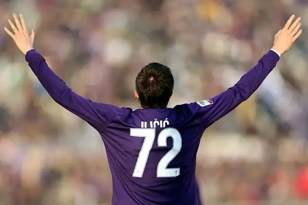 La squadra di Paulo Sousa mette al sicuro il risultato già nel primo tempo grazie ai gol di Kalinic e Ilicic. Nella ripresa i viola controllano senza affanno le velleità di rimonta dei veneti.