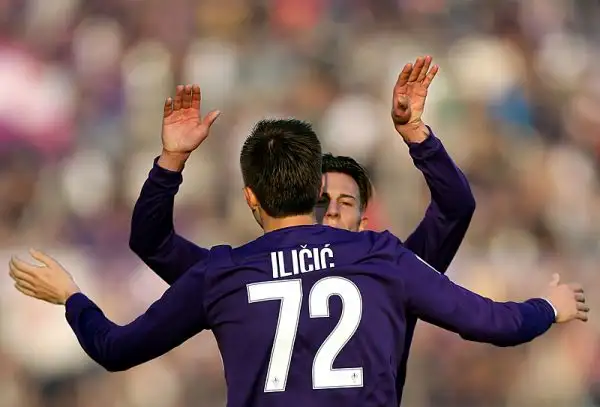 La squadra di Paulo Sousa mette al sicuro il risultato già nel primo tempo grazie ai gol di Kalinic e Ilicic. Nella ripresa i viola controllano senza affanno le velleità di rimonta dei veneti.