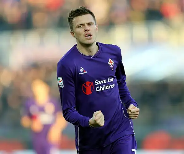 La squadra di Paulo Sousa mette al sicuro il risultato già nel primo tempo grazie ai gol di Kalinic e Ilicic. Nella ripresa i viola controllano senza affanno le velleità di rimonta dei veneti.