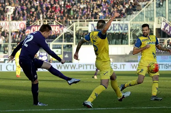 La squadra di Paulo Sousa mette al sicuro il risultato già nel primo tempo grazie ai gol di Kalinic e Ilicic. Nella ripresa i viola controllano senza affanno le velleità di rimonta dei veneti.