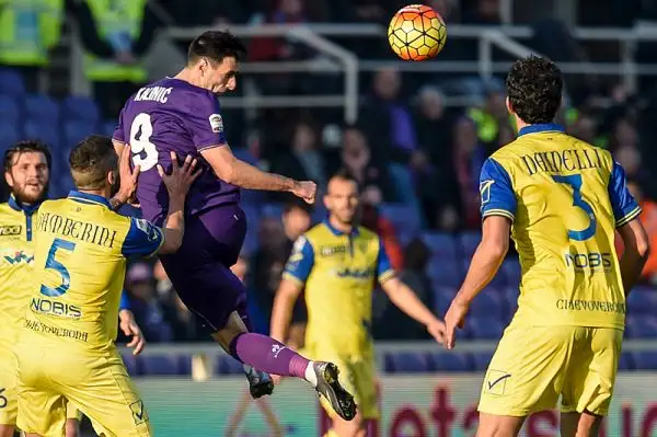 La squadra di Paulo Sousa mette al sicuro il risultato già nel primo tempo grazie ai gol di Kalinic e Ilicic. Nella ripresa i viola controllano senza affanno le velleità di rimonta dei veneti.