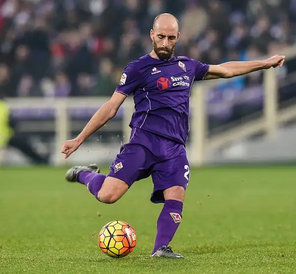 La squadra di Paulo Sousa mette al sicuro il risultato già nel primo tempo grazie ai gol di Kalinic e Ilicic. Nella ripresa i viola controllano senza affanno le velleità di rimonta dei veneti.