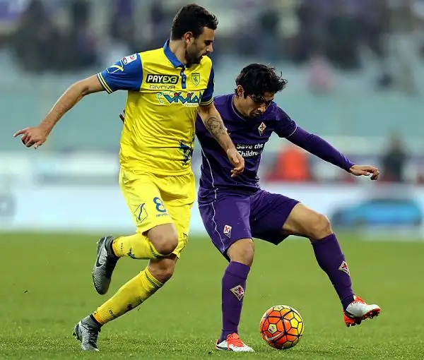 La squadra di Paulo Sousa mette al sicuro il risultato già nel primo tempo grazie ai gol di Kalinic e Ilicic. Nella ripresa i viola controllano senza affanno le velleità di rimonta dei veneti.