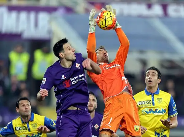 La squadra di Paulo Sousa mette al sicuro il risultato già nel primo tempo grazie ai gol di Kalinic e Ilicic. Nella ripresa i viola controllano senza affanno le velleità di rimonta dei veneti.