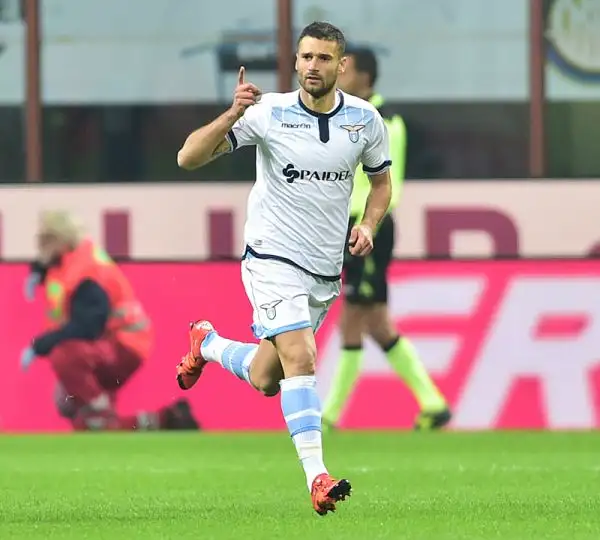 La Lazio espugna San Siro grazie ad una doppietta di Candreva e risorge. Male l'Inter, di Icardi il gol del momentaneo pareggio, che perde ma resta in vetta.