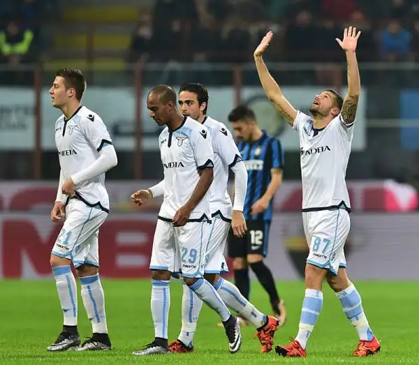 La Lazio espugna San Siro grazie ad una doppietta di Candreva e risorge. Male l'Inter, di Icardi il gol del momentaneo pareggio, che perde ma resta in vetta.
