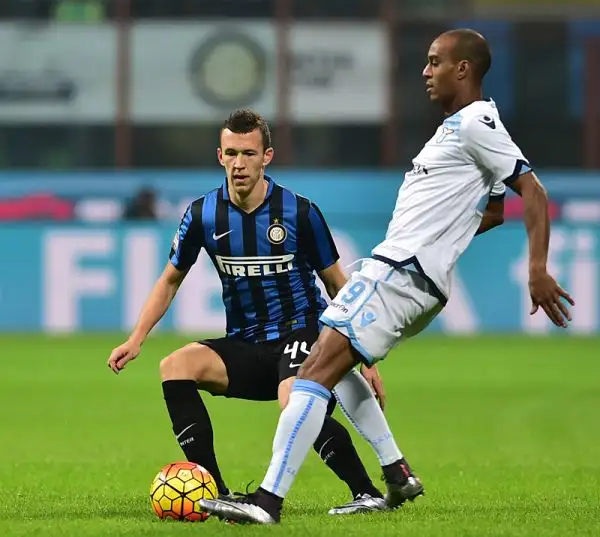 La Lazio espugna San Siro grazie ad una doppietta di Candreva e risorge. Male l'Inter, di Icardi il gol del momentaneo pareggio, che perde ma resta in vetta.