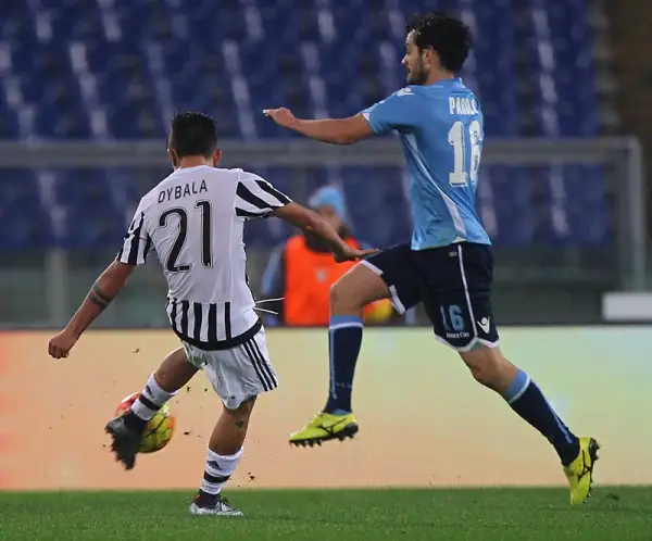 La Juve vince e convince, grazie a un'autorete di Gentiletti e a un gol di Dybala, agganciando la Roma al quarto posto, a -4 dal Napoli capolista.
