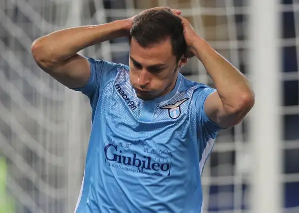 La Juve vince e convince, grazie a un'autorete di Gentiletti e a un gol di Dybala, agganciando la Roma al quarto posto, a -4 dal Napoli capolista.