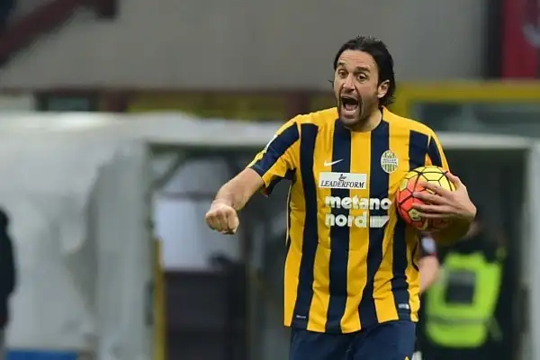 Toni blocca il Milan: fischi a San Siro. I rossoneri pareggiano in casa contro l'ultima in classifica. Vittorie interne per Chievo e Empoli.