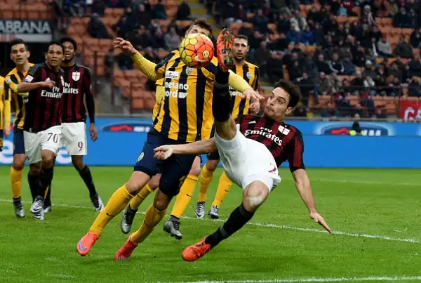 Toni blocca il Milan: fischi a San Siro. I rossoneri pareggiano in casa contro l'ultima in classifica. Vittorie interne per Chievo e Empoli.