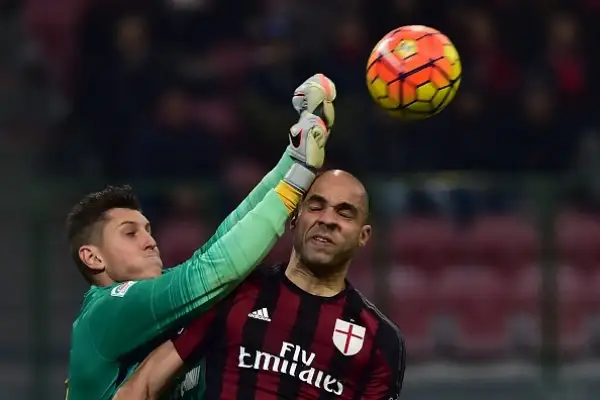 Toni blocca il Milan: fischi a San Siro. I rossoneri pareggiano in casa contro l'ultima in classifica. Vittorie interne per Chievo e Empoli.