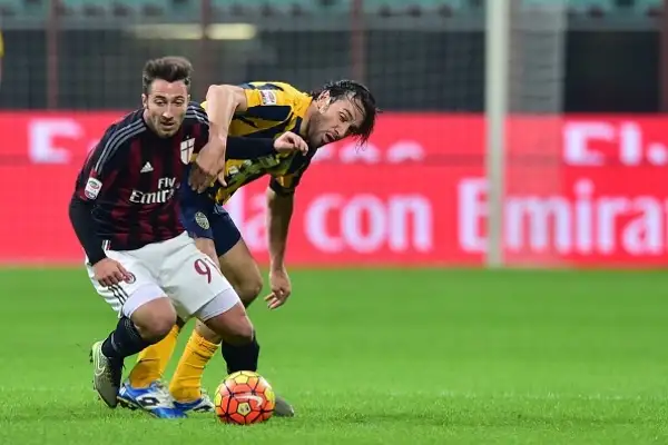 Toni blocca il Milan: fischi a San Siro. I rossoneri pareggiano in casa contro l'ultima in classifica. Vittorie interne per Chievo e Empoli.