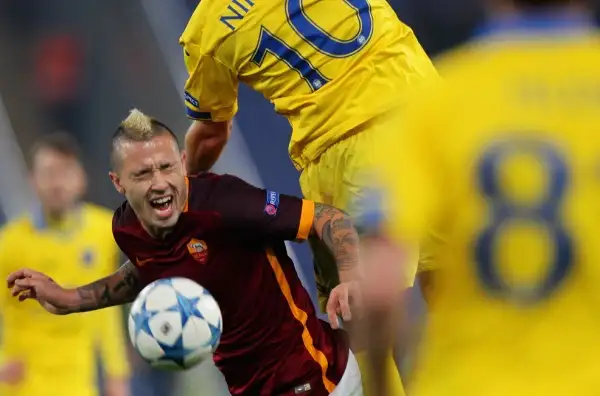Nainggolan 6. Grande lavoro a centrocampo, recupera un gran numero di palloni e fa ripartire l'azione. Inoltre è il giallorosso che tira di più dalla distanza, ma è sempre impreciso. 