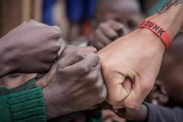 Bruno Cerella e Tommaso Marino hanno fondato Slums Dunk Onlus, un'associazione benefica volta a portare la pallacanestro in alcune delle zone più povere dell'Africa.