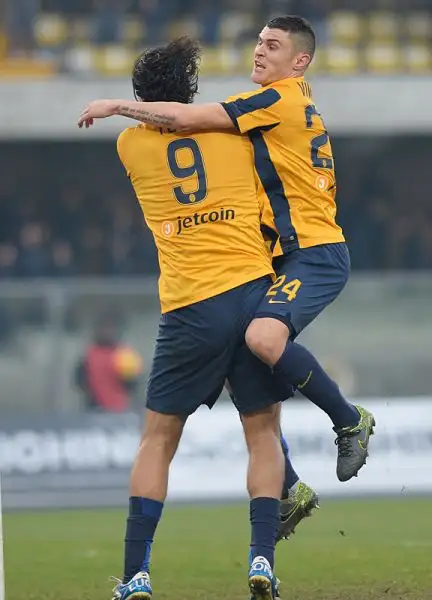 Al Bentegodi succede tutto nel primo tempo, al vantaggio ospite di Floccari risponde poco dopo il solito Toni. Nella ripresa il Verona ci prova ma i neroverdi tengono bene.