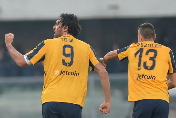 Al Bentegodi succede tutto nel primo tempo, al vantaggio ospite di Floccari risponde poco dopo il solito Toni. Nella ripresa il Verona ci prova ma i neroverdi tengono bene.