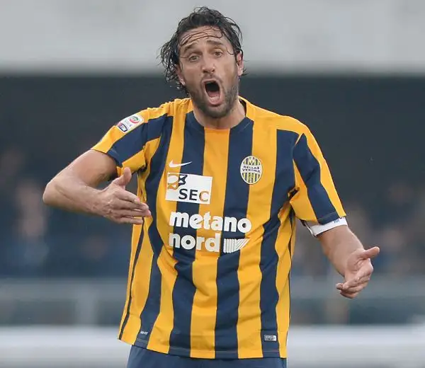 Al Bentegodi succede tutto nel primo tempo, al vantaggio ospite di Floccari risponde poco dopo il solito Toni. Nella ripresa il Verona ci prova ma i neroverdi tengono bene.