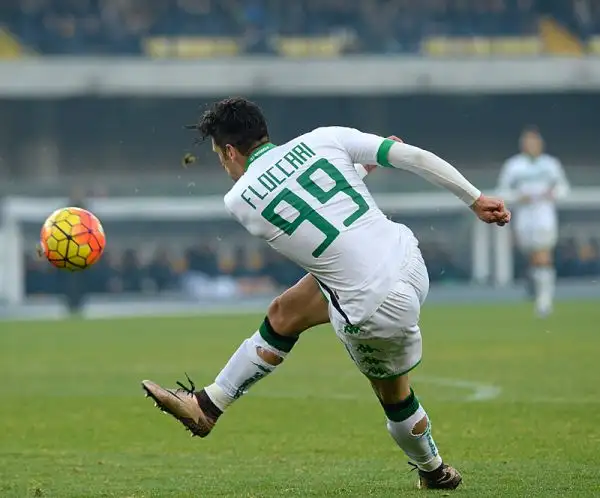 Al Bentegodi succede tutto nel primo tempo, al vantaggio ospite di Floccari risponde poco dopo il solito Toni. Nella ripresa il Verona ci prova ma i neroverdi tengono bene.