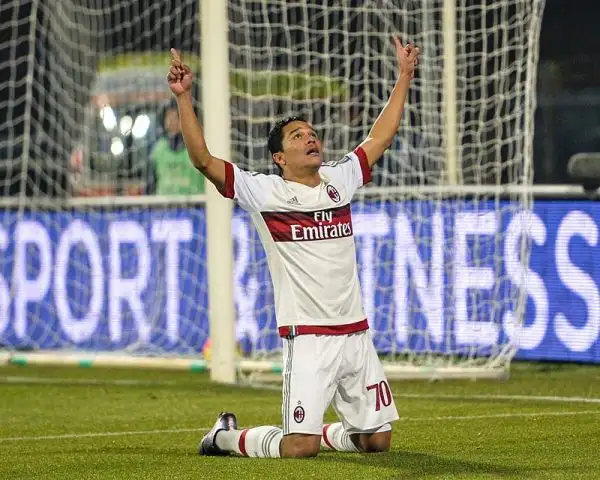 Il Milan passa in vantaggio due volte con Bacca e Bonaventura ma l’Empoli per due volte torna in gioco con i gol di Zielinski e Maccarone. Niente aggancio alla Roma per la squadra di Mihajlovic.