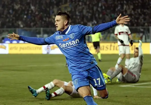 Il Milan passa in vantaggio due volte con Bacca e Bonaventura ma l’Empoli per due volte torna in gioco con i gol di Zielinski e Maccarone. Niente aggancio alla Roma per la squadra di Mihajlovic.