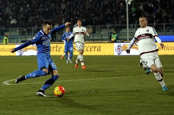 Il Milan passa in vantaggio due volte con Bacca e Bonaventura ma l’Empoli per due volte torna in gioco con i gol di Zielinski e Maccarone. Niente aggancio alla Roma per la squadra di Mihajlovic.