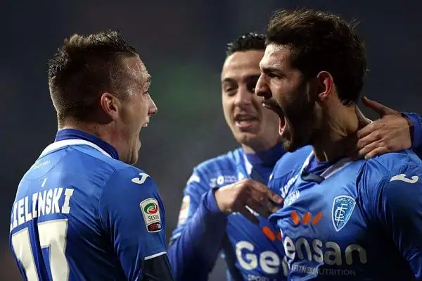 Il Milan passa in vantaggio due volte con Bacca e Bonaventura ma l’Empoli per due volte torna in gioco con i gol di Zielinski e Maccarone. Niente aggancio alla Roma per la squadra di Mihajlovic.