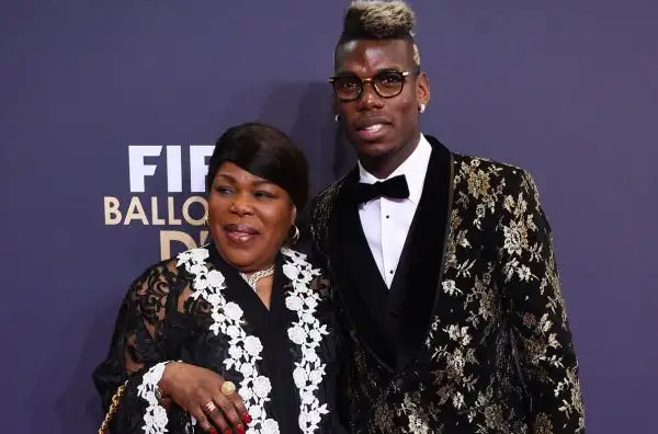 Il francese si è presentato alla premiazione del 'Pallone d'oro' con un look a dir poco eccentrico. Con lui la mamma.