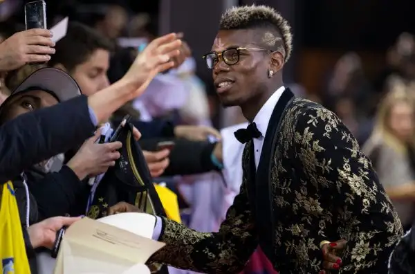 Il francese si è presentato alla premiazione del 'Pallone d'oro' con un look a dir poco eccentrico. Con lui la mamma.