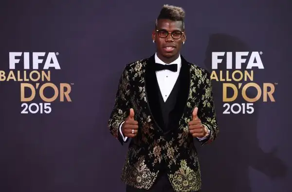 Il francese si è presentato alla premiazione del 'Pallone d'oro' con un look a dir poco eccentrico. Con lui la mamma.