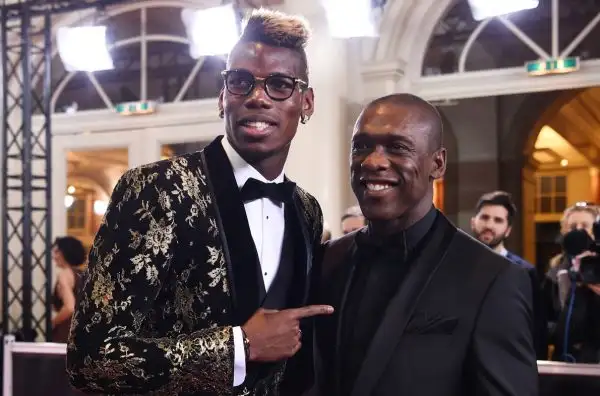 Il francese si è presentato alla premiazione del 'Pallone d'oro' con un look a dir poco eccentrico. Con lui la mamma.