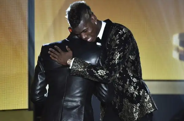 Il francese si è presentato alla premiazione del 'Pallone d'oro' con un look a dir poco eccentrico. Con lui la mamma.