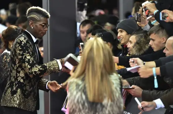 Il francese si è presentato alla premiazione del 'Pallone d'oro' con un look a dir poco eccentrico. Con lui la mamma.
