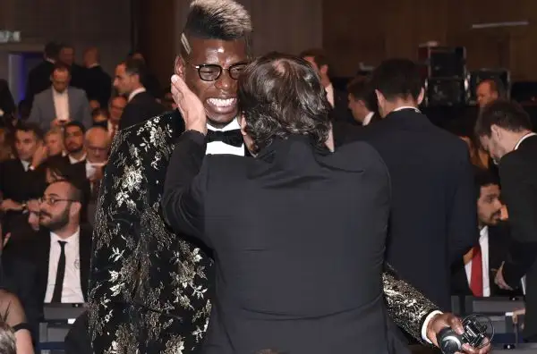 Il francese si è presentato alla premiazione del 'Pallone d'oro' con un look a dir poco eccentrico. Con lui la mamma.