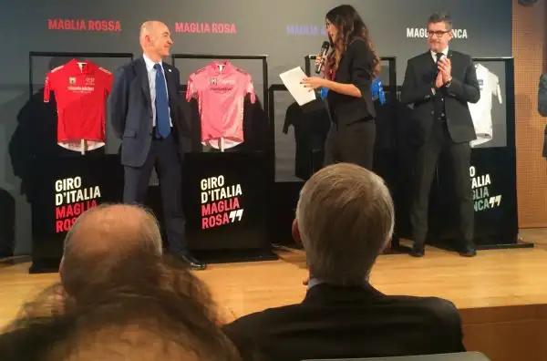 Le maglie del Giro d'Italia 2016 alla sala Buzzati di Milano.