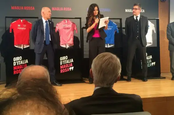 Le maglie del Giro d'Italia 2016 alla sala Buzzati di Milano.