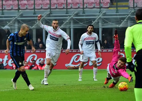 Continua il momento negativo dell'Inter in campionato, a San Siro dopo il vantaggio di Palacio un gol di Lasagna al 92' regala il pareggio al Carpi.