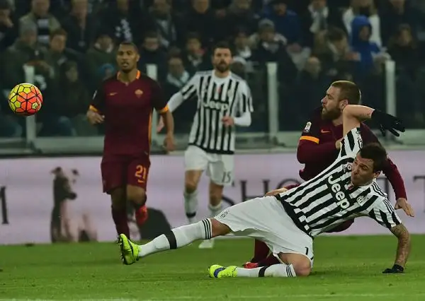 Un gol di Dybala risolve un posticipo tirato e regala agli uomini di Allegri l'undicesima vittoria consecutiva in campionato. I bianconeri restano così a -2 dal Napoli.
