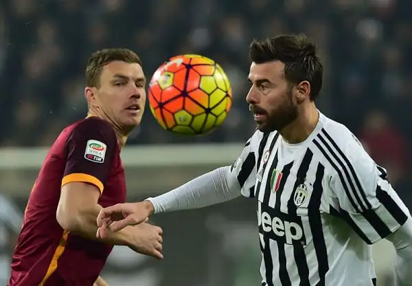 Un gol di Dybala risolve un posticipo tirato e regala agli uomini di Allegri l'undicesima vittoria consecutiva in campionato. I bianconeri restano così a -2 dal Napoli.