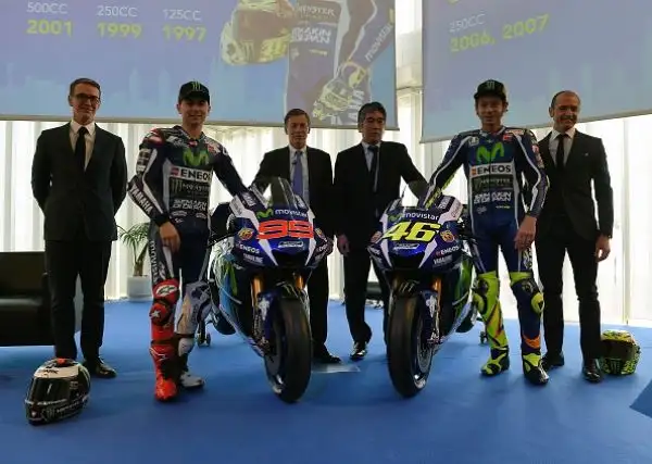Svelata a Barcellona la Yamaha MotoGP YZR-M1 che Valentino Rossi e Jorge Lorenzo guideranno nel 2016.