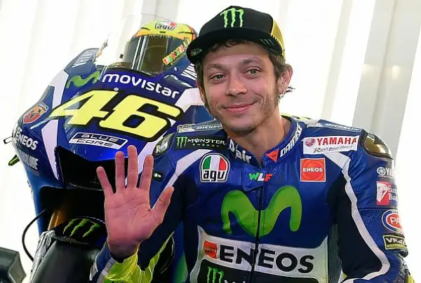 Svelata a Barcellona la Yamaha MotoGP YZR-M1 che Valentino Rossi e Jorge Lorenzo guideranno nel 2016.