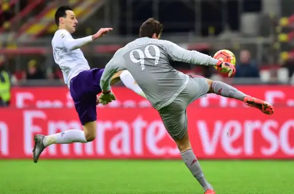 Kalinic 5. Lotta ma è spesso lasciato da solo. Tante imprecisioni nelle poche occasioni avute sotto porta.