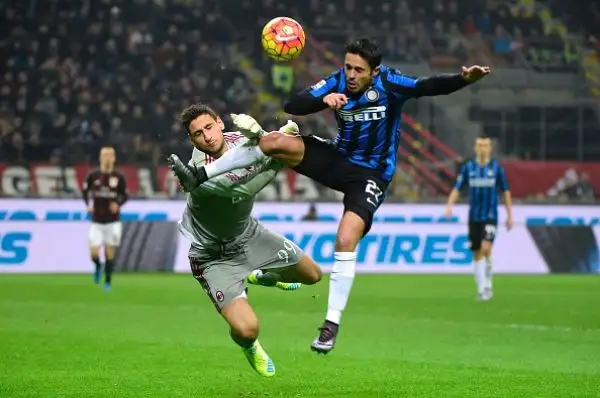Il Milan travolge l'Inter, Mancini espulso. I rossoneri superano i nerazzurri per 3-0.