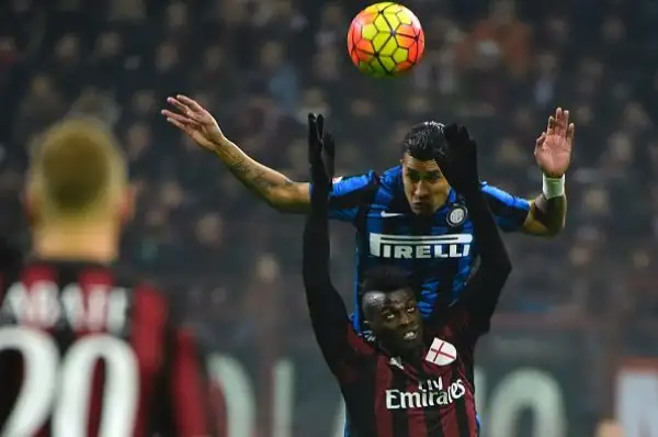 Il Milan travolge l'Inter, Mancini espulso. I rossoneri superano i nerazzurri per 3-0.