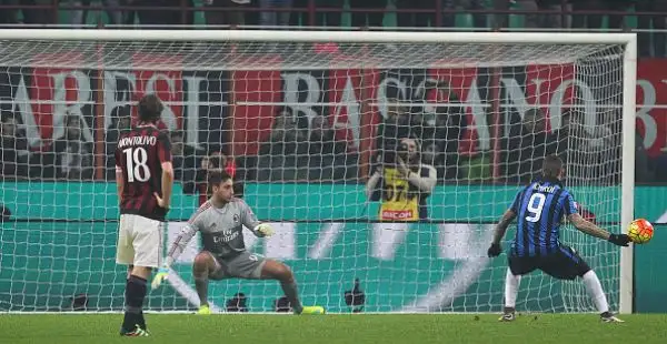 Il Milan travolge l'Inter, Mancini espulso. I rossoneri superano i nerazzurri per 3-0.