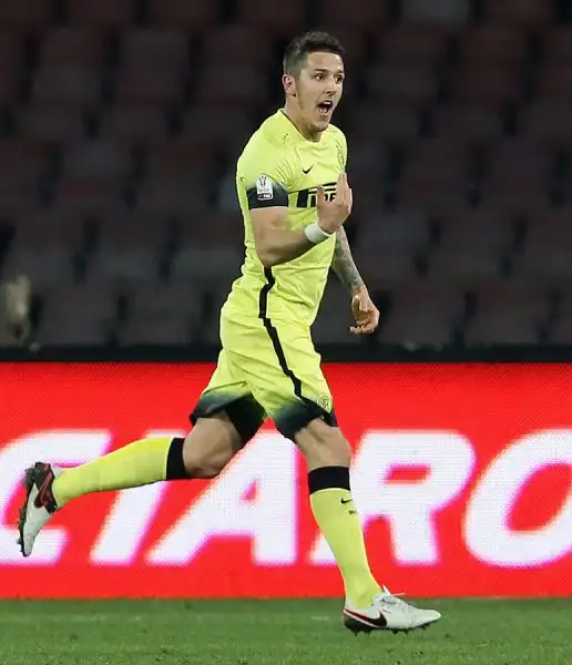 Una magia di Jovetic e un bel gol in contropiede di Ljaic nel finale permettono all’Inter di qualificarsi per le semifinali di Coppa Italia. Nel quarto di finale al San Paolo cade il Napoli.