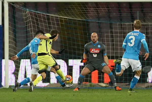 Una magia di Jovetic e un bel gol in contropiede di Ljaic nel finale permettono all’Inter di qualificarsi per le semifinali di Coppa Italia. Nel quarto di finale al San Paolo cade il Napoli.