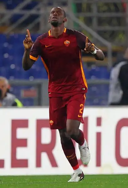 La Roma parte bene e passa in vantaggio con Rudiger sugli sviluppi di un calcio di punizione battuto da Pjanic, poi cresce il Milan che pareggia nella ripresa con Kucka.